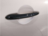 MINIの分厚いドアは、もしもの時にも搭乗者を守ってくれます。