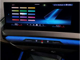 【ⅰドライブナビゲーション】文字情報も鮮明に表示する高解像度カラーディスプレイを採用。視認性に優れた地図デザインと特徴的な建造物を目印にした描写表示で現在位置を把握できます。地図データの更新も可能です