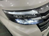 白く明るい光で夜間走行をサポートするLEDヘッドランプを搭載
