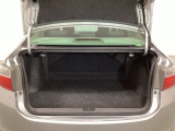 ラゲッジも広く使いやすいトランクは、開口部も広く荷物の積み下ろしもしやすいお車となっております。リアシートの背もたれは6:4の割合で分割して可倒できるので、長いお荷物などを載せることもできます。