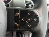MINIの運転席操作部は、中央に構えるディスプレイが最大の特徴です。航空機を思わせるトグルスイッチなど、直感的で遊び心のあるメカニカルな操作感が、ゴーカートのような走りの高揚感を高めます。