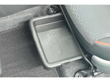 助手席シートアンダートレイ付き。シューズなどをしまっておけます。