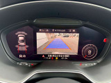 バックカメラ映像もバーチャルコックピット内に表示されます。バックのセンサーは障害物を感知して同時に表示します。
