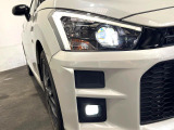 【LEDヘッドライト】悪天候や夜間走行時も良好な視界を確保し安心して運転できる高輝度LEDヘッドライトを装備!点灯速度が早く、消費電力も抑えられています。