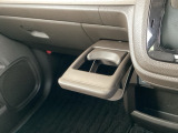 収納式ドリンクホルダーは、運転席・助手席どちらからも手が届きやすく、使いたい時にサッと引き出せる便利な仕様です。