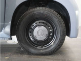 ◆純正ホイール装着車◆シンプルなデザインのホイールキャップ付きです。