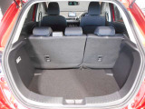 【広々トランクルーム】車体に対してスペースは広めに作ってあります。また、背もたれを倒すとより多くの荷物を乗せることができます。