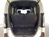 開口部も広く荷物の積み下ろしもしやすいお車となっております。シートの背もたれは5:5の割合で背もたれを可倒でき、前後のシートスライドもできるので荷室をひろげることができます。