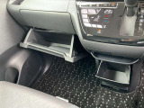 助手席前のグローブボックスの画像です。