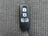 【スマートキー装備】キーを携帯していれば、前席のドアハンドルを握るだけでドアが解錠します。