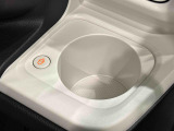(前席/掘り込み式)ホットカップホルダー☆保温付で温活が車内でも実現♪600mlのペットボトルまで対応しておりスイッチ1つで温かい飲み物は保温を、冷たい飲み物は常温にしてくれます