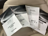 メンテナンスノート、取扱説明書です。 その車の整備記録が事細やかに記録されています。 車が生まれてから今までどのような道を歩んできたのか判るとても重要な物ですよ。