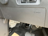 ニーエアバッグが運転者の膝周りを事故時の衝撃から守ってくれます。