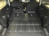 後部座席を倒すとかなりの広さがあり大きな荷物もラクラク積めますよ!