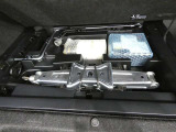 スペアタイヤレス車です。応急セットを搭載しております。