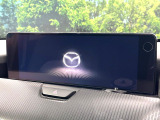 【12.3インチマツダコネクト】車内の雰囲気にマッチした大型ディスプレイ。スマホ接続でのナビ使用やBluetooth再生等、様々な機能が楽しめます。直感的なダイヤル操作が可能で、使い勝手も良好です。