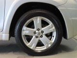 純正のアルミホイール装着車です。タイヤサイズは235/55R18です。