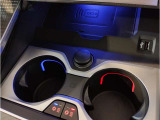 【保冷・保温カップホルダー】暖かいコーヒーや冷たい水をいつでも適温で愉しめます。スイッチひとつでドリンクを個別に保冷・保温。ライトが点灯し、ドリンクの状態をひと目で確認することができます。