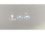 【ヘッドアップディスプレイ】車速やナビゲーションシステムのルート案内等の情報がフロントガラスに投影されます。運転姿勢をほぼ保ったまま情報を把握でき、安全運転に集中できます。