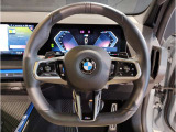 【ハンドル】ドライバーとBMW車の一体感がダイレクトに伝わるステアリングホイール。形状・太さへの拘りに加えて、操作性を高める為にスイッチ類も配置。クイックかつ安定のドライビングを体感下さい!