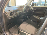 車両が揺れた時に掴まる手すりがございます。