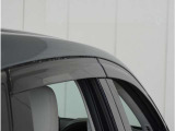 【ドアバイザー】雨の日に少しだけ窓を開けたい。そんな時に便利なドアバイザー付です。