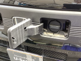 急速充電は、車内のボタンを操作して開け、別売りの充電コネクターを差し、50Kwの高い出力で行うため、満充電まで約30分という早さです。詳しくはお店にお問い合わせください。