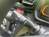 運転状況に合わせて簡単に操作できるワイパーレバーは、視界をクリアに保ち、安全運転をサポートします。雨天時にも安心してドライブを楽しめます。