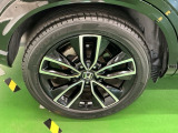 純正アルミホイールです。足元が引き立つので、車全体のイメージがアップしますよ!