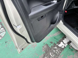 助手席ドア内張に収納スペース◎車検証ブックがちょうど収まります♪