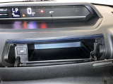 運転席前のインパネアッパーボックスのフタを開いた状態です。