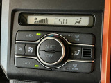【オートエアコン】AUTOボタンを押してお好みの温度を設定!快適な室温でドライブをお楽しみいただけます♪
