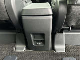 後席足元にもAC100V電源のスイッチが付いております!!
