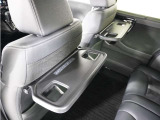 ◆シートバックテーブル◆フロントシートの背面に後席用のテーブルがついています。小物が置けて!カップホルダーもあります、ドライブ中や休憩時にも便利なテーブルです。
