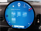 MINIのメーターパネルは円をコンセプトにデザインされております。おしゃれで愛嬌のあるMINI独自のデザインに惹かれる方は数多くいらっしゃいます。