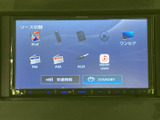 多彩な情報を表示できるモニターを搭載。ナビゲーションやオーディオなど、情報を一元管理できます。