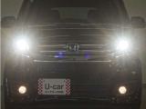 HIDヘッドライト(オートライト機能付)が搭載されており、遠くまで明るく照らし、夜間の道路等での安心感が向上しております。