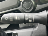 雨天時でも安心して運転できるよう、操作しやすいワイパーレバーが装備されています。細かな調整も可能で、状況に応じた最適な視界を確保できます。