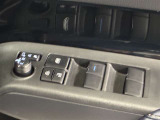 格納式リモコンドアミラーと、パワーウィンドウマスタースイッチです。車内の換気も運転席から簡単に行えます。