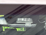 【三菱e-Assist】走行中に前方の車両等を認識し、衝突しそうな時は警報とブレーキで衝突回避と被害軽減をアシスト。より安全にドライブをお楽しみいただけます。
