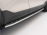高級感あふれるスタイリッシュなランニングボードを装備しています。車両のパワフルな印象を引き立てながら、車両の乗り降りやルーフへの荷物の積載時に足を載せられる一体型のボードです。