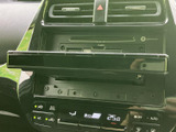 各種情報を表示するモニター。シンプルなデザインで、視認性も高く、運転中でも確認しやすい設計となっています。