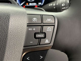 前方の車との車間を設定し、スピードを上げたり緩めたりを自動で行ってくれる追尾式の「レーダークルーズ」。上級装備の一つです!高級車にしかつかない嬉しい機能です。