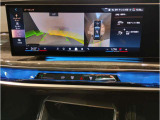 【全周囲カメラ】全周囲カメラ装備車両で御座いますので、狭い駐車スペースでもお車の全体図が確認でき、障害物との接触を未然に防ぐことが可能です。