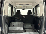 リヤシートを倒すと大きな荷物も入ります 片側、両側可能