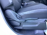 運転席にはドライバーの体型や好みに応じて前後方向だけでなく、高さの調整ができるシートリフターを装備!