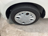 足元が整っていると、車全体がすっきりとした印象になります。丁寧に清掃を済ませており、気持ちよく乗り出せる状態です。まずは実車の雰囲気をご覧ください。