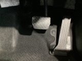 マツダ車の共通するポイントに前輪を前に出し運転席足元スペースを広げたこと!これによりホイールハウスが邪魔にならずにドライバーの中心線を基準とした位置へのペダル配置が可能となりました!
