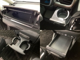 収納スペースや、ドリンクホルダーもついています。長距離ドライブで活躍する必需品ですね♪
