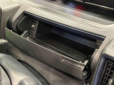 小物が収納できる運転席側インパネアッパーボックス。 ボックス内にはUSBソケットが一口。